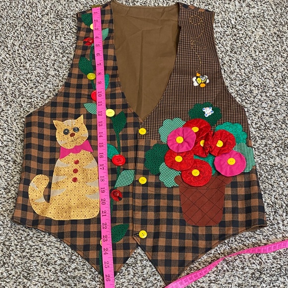 Charming Checkered Vest with Cat and Floral Design - Picture 7 of 9
